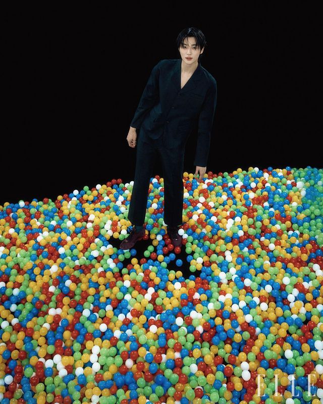 실크와 모헤어를 믹스한 재킷과 팬츠, 컬랩스 스니커즈는 모두 Prada. 