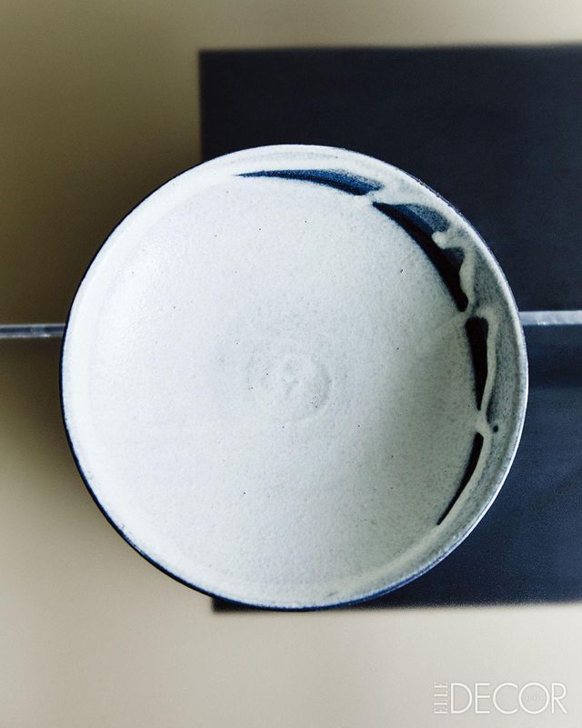 최고급 흙으로 빚어 숯으로 만든 유약으로 분장한 ‘수묵 와이드볼’.