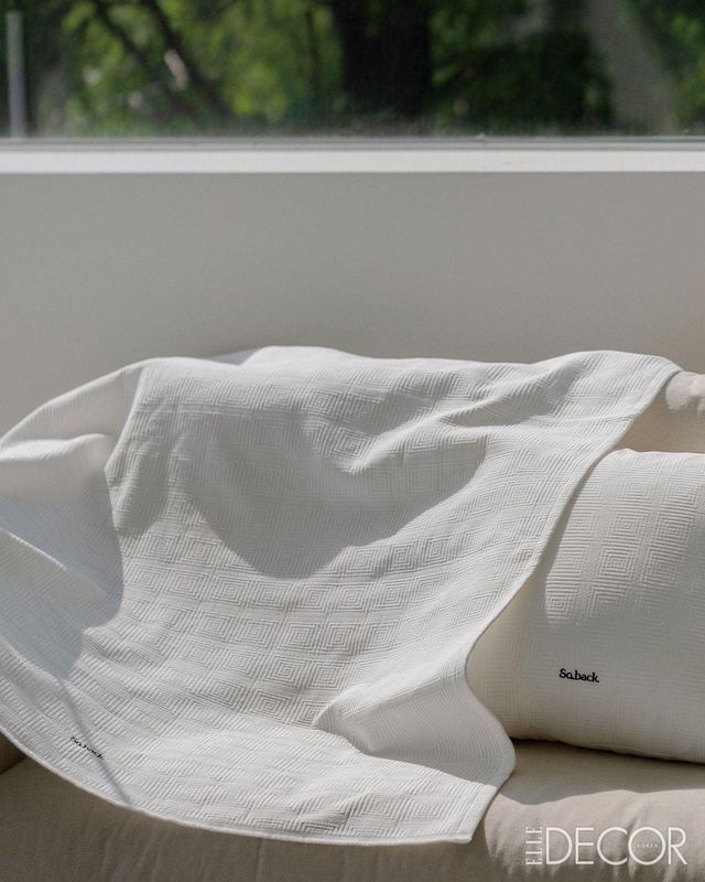 부드럽고 고슬고슬한 텍스처의 ‘소백 사각문 블랭킷’.