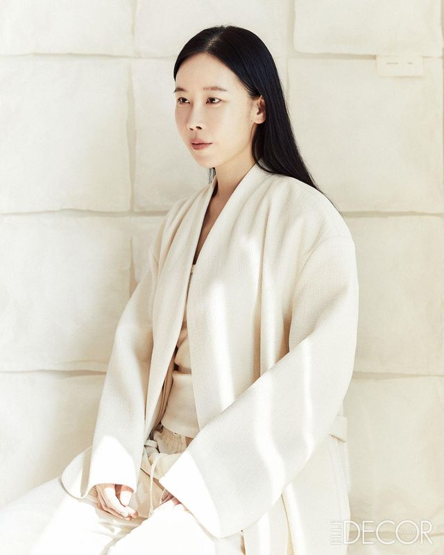 ‘소백 누비 로브 재킷’을 입고 있는 박민아 대표. 