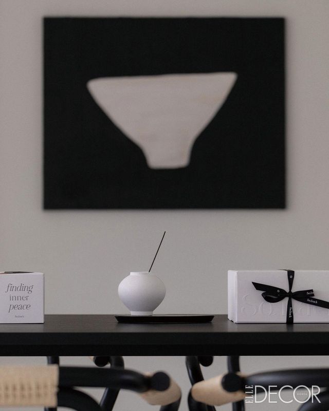 인센스이자 캔들 홀더인 ‘소백 달항아리 명상 오브제’ 뒤로 비정형 그릇인 ‘소백 막사발’ 아트워크가 걸려 있다. 