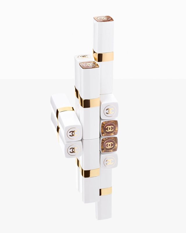 투명한 캡을 매치한 화이트&골드 케이스의 ‘루쥬 코코 밤 샤인’. 