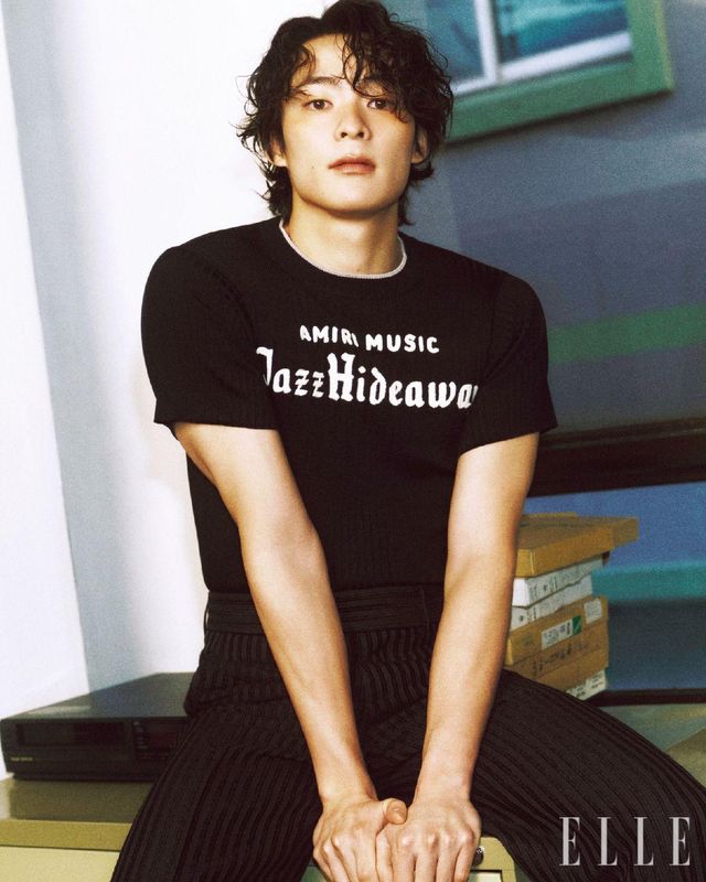 니트 톱과 블랙 팬츠는 모두 Amiri. 