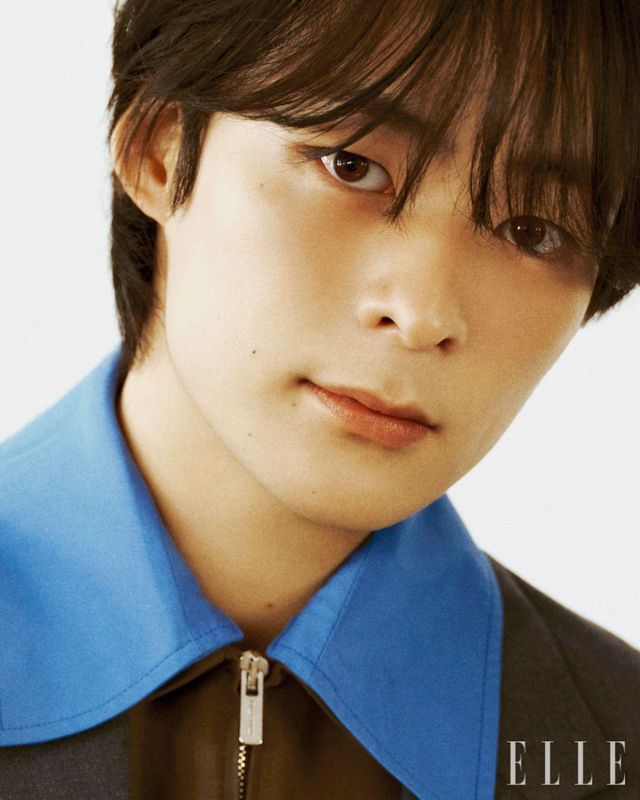 그레이 재킷과 집업은 모두 Miu Miu. 