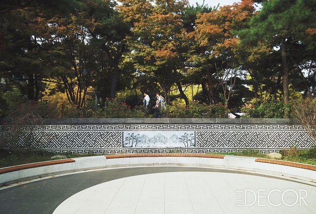 공원 안쪽에 있는 서울광장은 손님을 맞이하는 한국인의 태도를 상징하며, 기존 3색 태극 패턴을 흑백 태극으로 수정해 현대성을 가미했다.