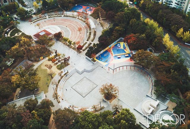 농구대, 탁구대 등 다양한 운동 시설을 갖춘 스포츠 공간. 전통 문양이 있던 중앙 가로에 64괘를 형상화한 바닥 패턴을 입혀 기존 디자인에 담긴 한국성을 모던하게 재해석했다.