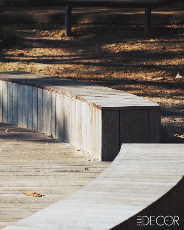 많은 사람이 쉴 수 있도록 보충한 앉음벽 데크.