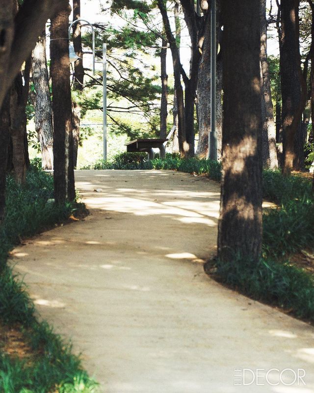 사람들의 발길로 자연스럽게 생긴 외곽 산책로는 이용 패턴을 존중해 깔끔히 정비했다. 