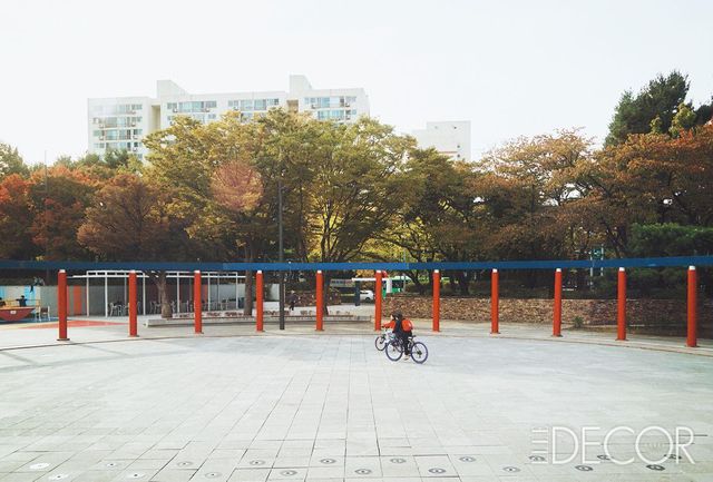  출입할 수 없었던 분수대 공간은 이용 편의를 위해 바닥 분수를 갖춘 광장으로 개선했다.