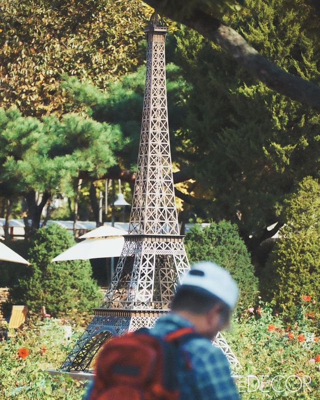 공원 한 켠에 있는 장미정원에 놓인 에펠탑 조형물. 