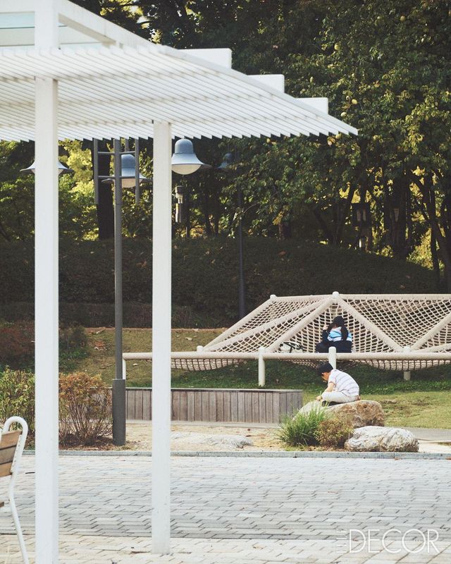 부족한 그늘을 위해 새롭게 설치한 구조물과 유아를 위한 그물 놀이터.