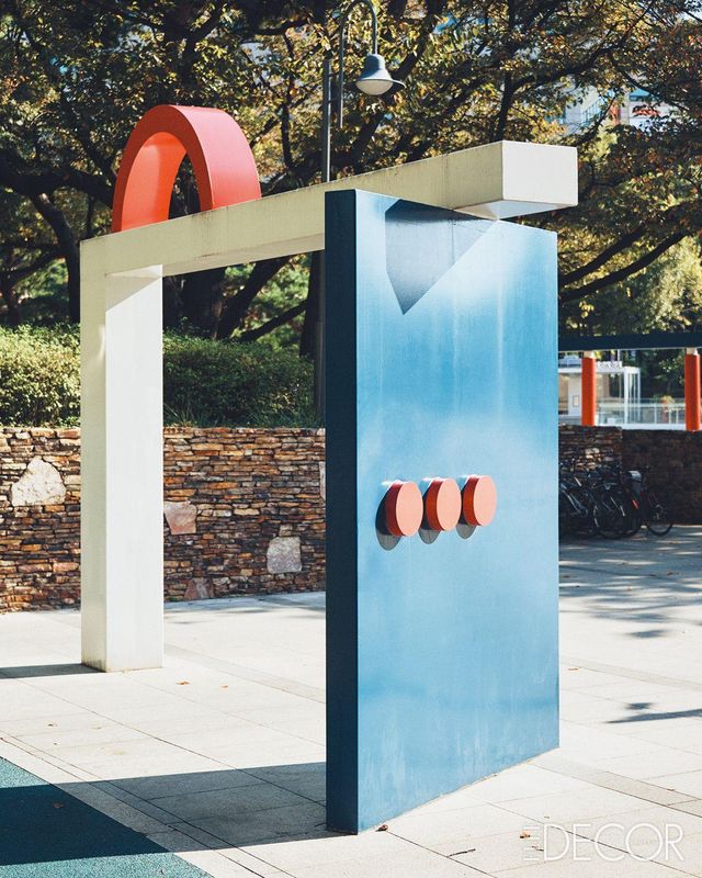 레트로한 분위기를 자아내는 기존의 구조물.