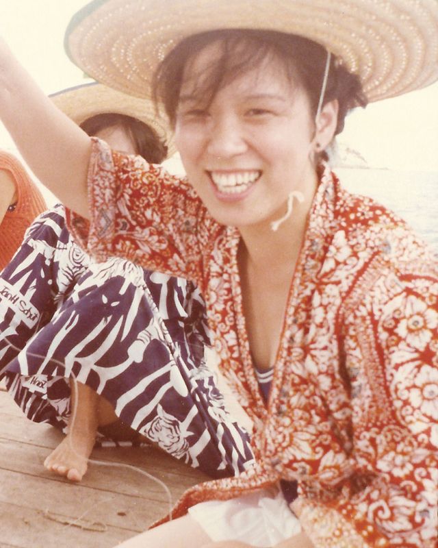 해변에서 즐거운 한때를 보내는 두 사람. 