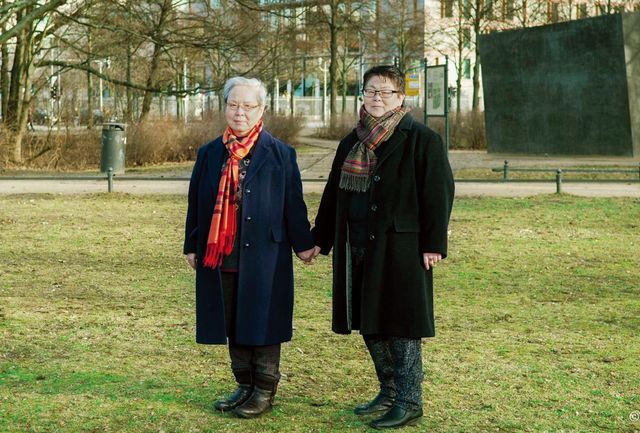 김인선과 이수현 부부 뒤로 베를린에 있는 ‘나치 박해 동성애자 추모비’가 보인다. 