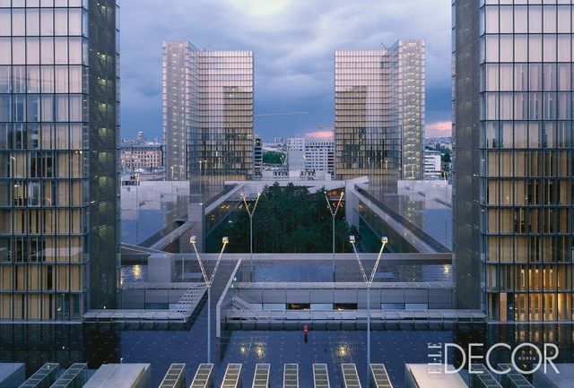 책을 상징하는 네 개의 건물로 이뤄진 프랑스국립도서관과 내부 열람실. 