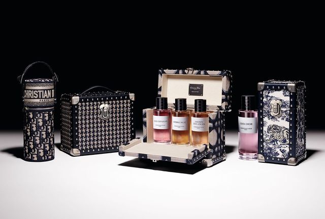 NEW 라 콜렉시옹 프리베 크리스챤 디올 향수 케이스 하운즈투스, 투왈 드 주이 각각 100ml 1백60만원대, 까나쥬 디올 오블리크 200ml 1백75만원대, 라 콜렉시옹 프리베 크리스챤 디올 베니티 트렁크 케이스 하운즈투스, 투왈 드 주이 각각 80mlx3 7백80만원대, 디올 오블리크, 까나쥬 100mlx3 8백10만원대, 라 콜렉시옹 프리베 크리스챤 디올 미니 트렁크 케이스 투왈 드 주이, 디올 오블리크 각각 200ml 4백50만원대. 