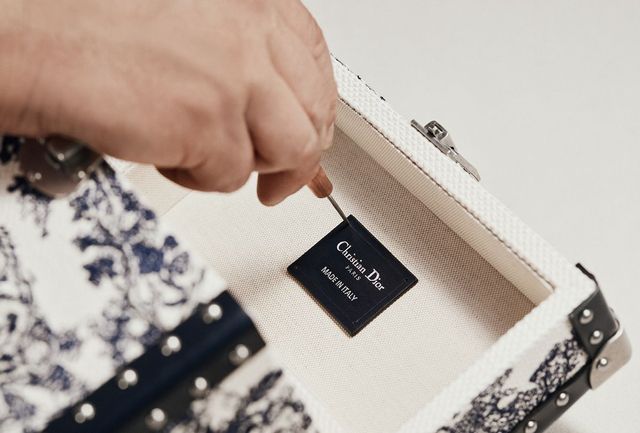 14가지 공정을 거쳐 완성되는 라 콜렉시옹 프리베 크리스챤 디올 – 쿠튀르 트렁크&케이스 컬렉션. 