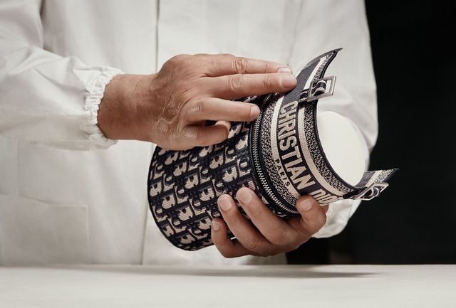 200ml 향수를 넣을 수 있는 라 콜렉시옹 프리베 크리스챤 디올 향수 케이스 (디올 오블리크)의 제작 과정. 