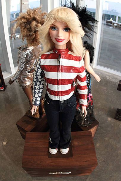 2010년 4월 9일에 마이에미 비치에서 포착한 크롬하츠 바비. 오리베의 헤어 스타일링이 특징이다. (Photo by Alexander Tamargo)