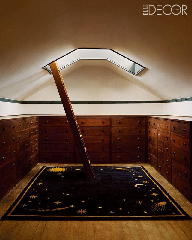 별로 수놓은 아름다운 밤하늘을 옮겨 놓은 듯한 ‘셀레스티얼(Celestial)’ 러그. 