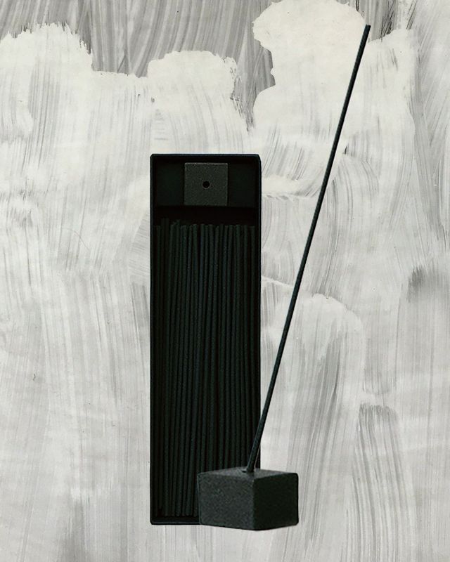 숯이 함유된 선향 인센스로 연기가 적어 실내에서 피우기 좋다. 인센스 스틱, 아뜰리에 차이, 2만5천원, RboW.