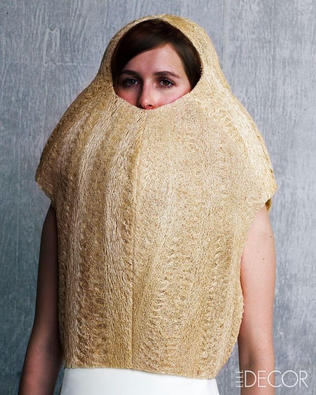 말린 루파를 활용한 실험적인 옷.