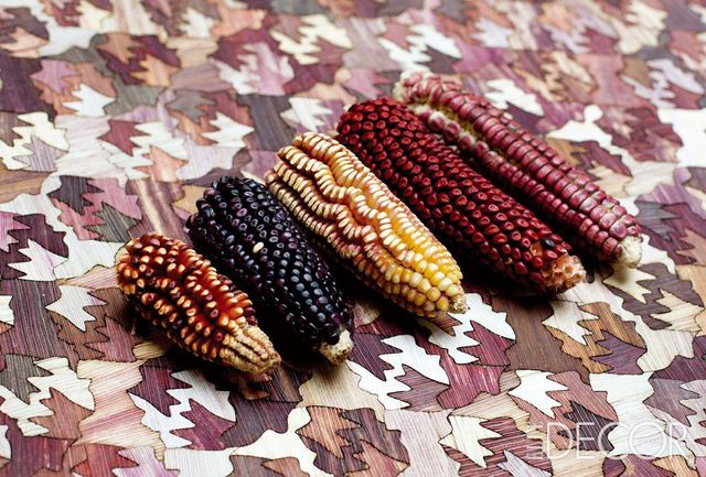 옥수수껍질을 조심스럽게 잘라 다림질해 평평하게 펴서 종이 펄프나 섬유 뒷면에 붙여 완성한 테이블. 