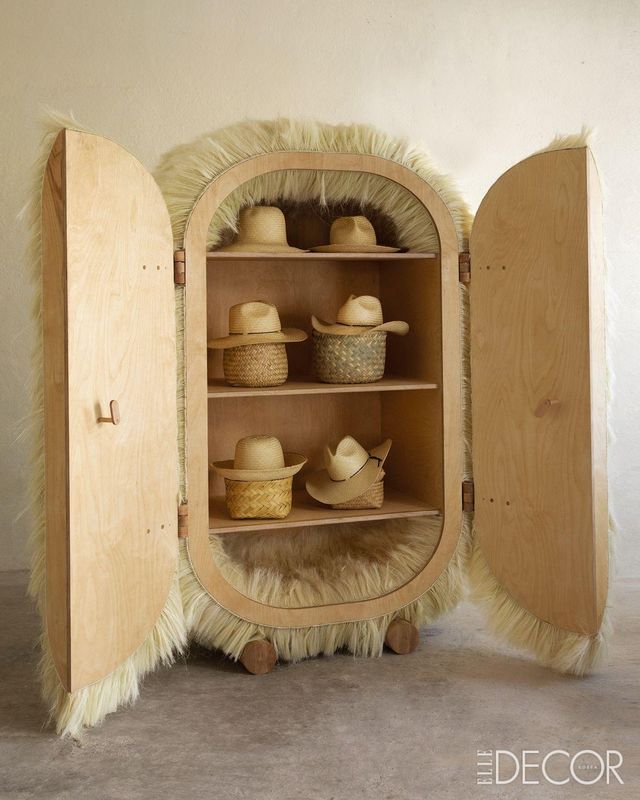 사이잘 털을 휘감은 목재 수납장 ‘White Agave Cabinet’(2021).