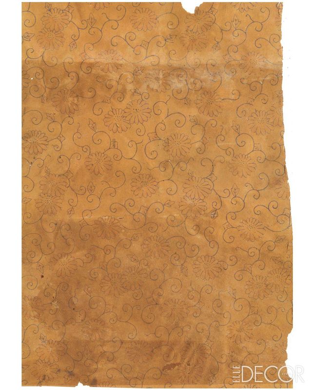 ‘선영’(1950년대). 고전적인 당초문 패턴에 동글동글한 꽃 문양을 배합한 벽지. 색이 많지 바랬지만 제작 당시에는 꽃잎에 붉은색 잉크가 찍혔던 것으로 추정된다. 