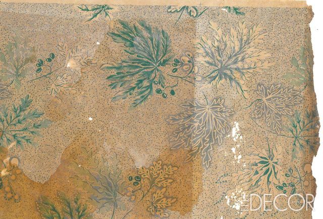 ‘영환’(1960년대). 식물별로 고유한 형태와 텍스처, 앵두처럼 생긴 작은 열매가 바탕에 깔린 벽지. 대량생산이 시작된 1970년대 이후로 찾아보기 힘든 스타일과 텍스처다.