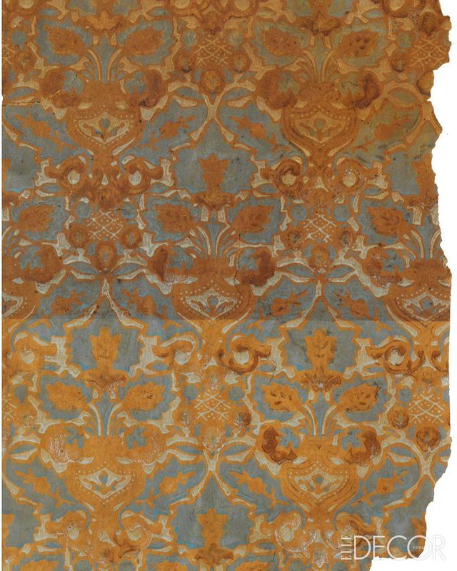 ‘정자’(1930년대). 전남 장성 한·일 절충식 가옥 온돌방에서 발견된 바로크 양식의 벽지로, 귀한 수입품으로 부귀의 상징이었던 파인애플과 꽃이 교차하는 패턴이다. 한옥의 작은 한 칸(2.4x2.4m)에 쓰이기 적합하게 스케일을 줄여 사용한 것으로 보인다. 