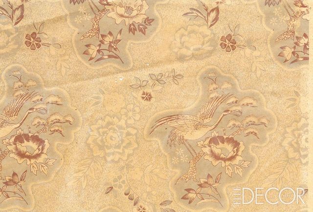 ‘상철’(1960년대). 송학도에 식물 세밀화가 조화를 이룬 벽지. 전국 여러 장소에서 다양한 컬러로 발견되며, 1960년대에 새로운 벽지 프린트 기술이 보급되어 패턴이 매우 섬세하다. 