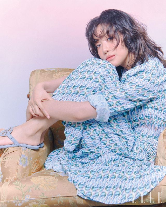차주영이 착용한 오리 패턴을 프린트한 플리츠 드레스, 로고 디테일의 밀러 플립플롭은 모두 Tory Burch.