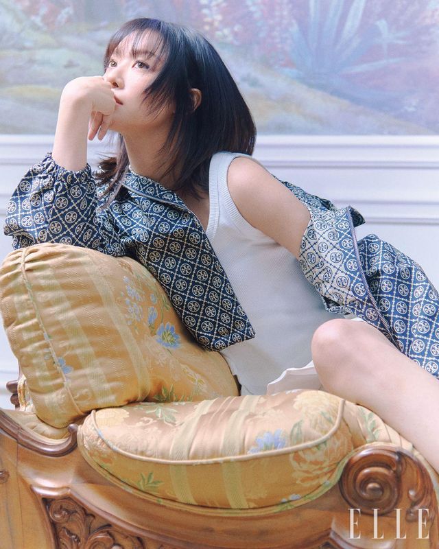 차주영이 착용한 티 모노그램 패턴의 자카르 재킷과 화이트 탱크톱, 테니스 스커트는 모두 Tory Burch.