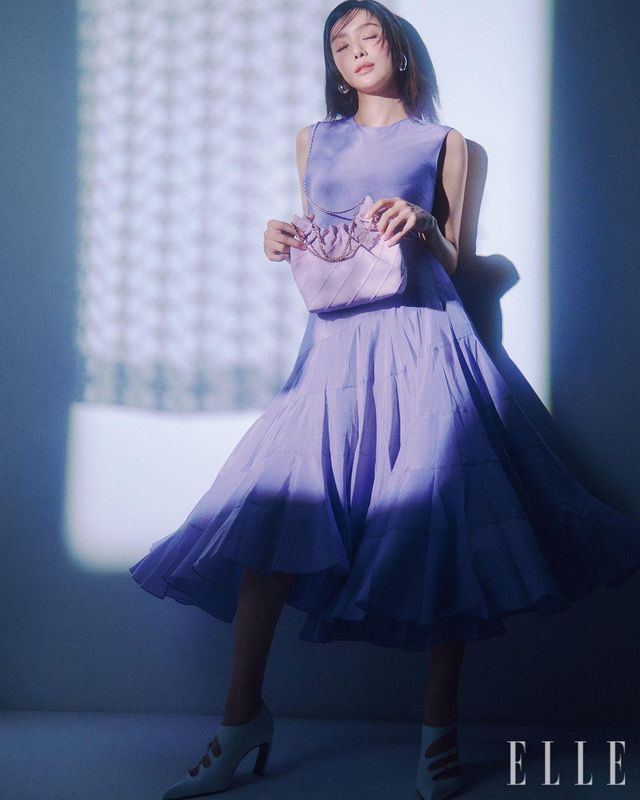 차주영이 착용한 라일락 컬러의 실크 플레어 드레스와 실버 이어링, 화이트 펌프스, 퀼팅 디테일을 더한 플레밍 미니 호보 백은 모두 Tory Burch.