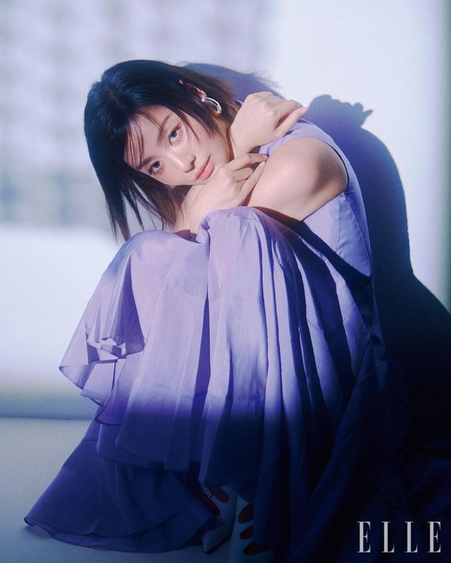 차주영이 착용한 라일락 컬러의 실크 슬리브리스 드레스와 물방울 모티프의 실버 이어링, 화이트 멀티 버클 펌프스는 모두 Tory Burch.