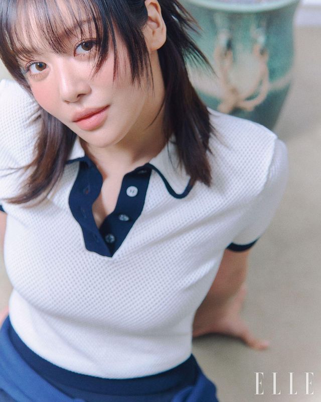 차주영이 착용한 비스코스 폴로 스웨터와 플리츠스커트, 허리에 두른 코튼 톱은 모두 Tory Burch.