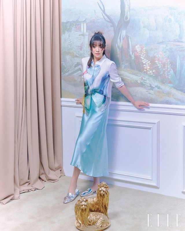 차주영이 착용한 오리 프린트의 실크 셔츠와 새틴 롱스커트, 메탈릭 실버 뮬은 모두 Tory Burch.