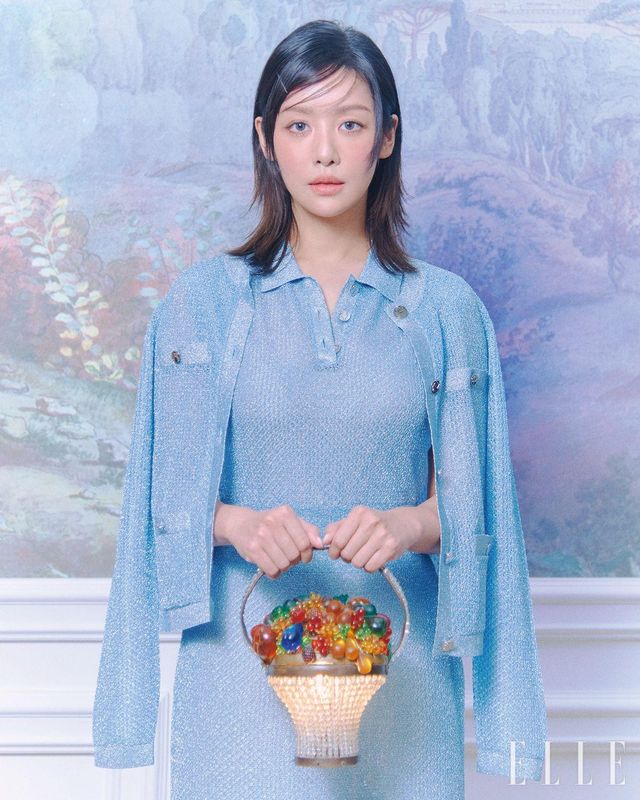 차주영이 착용한 반짝이는 스파클 효과를 더한 메시 카디건과 폴로 슬리브리스 드레스는 모두 Tory Burch.