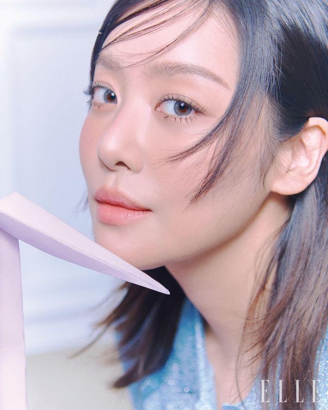 차주영이 착용한 카디건과 드레스는 모두 Tory Burch.