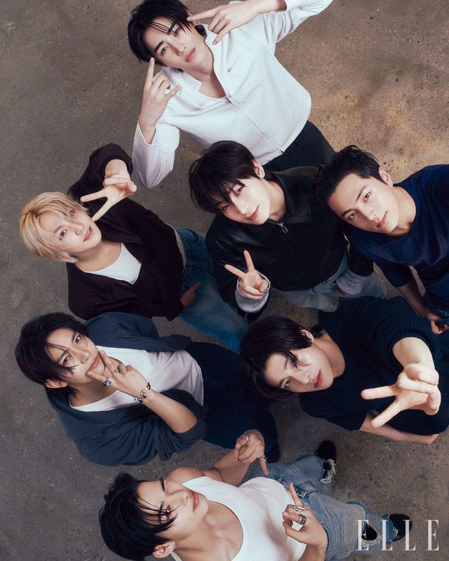 니키가 입은 데님 팬츠는 Seo. 슬리브리스 톱은 스타일리스트 소장품. 슈즈는 아티스트 소장품. 희승이 입은 그레이 후디드 집업과 화이트 슬리브리스 톱, 데님 팬츠, 슈즈는 모두 스타일리스트 소장품. 누도 브레이슬릿과 반지는 모두 Pomellato. 정원이 입은 브라운 재킷은 Amomento. 이너 웨어 톱은 Recto. 데님 팬츠는 스타일리스트 소장품. 성훈이 입은 화이트 재킷은 Amomento. 팬츠는 스타일리스트 소장품. 선우가 입은 레더 재킷은 Tonywack. 데님 팬츠는 Seo. 그레이 롱 슬리브 톱은 스타일리스트 소장품. 제이가 입은 퍼플 브이넥 니트와 팬츠는 모두 스타일리스트 소장품. 제이크가 입은 팬츠는 Labeless. 네이비 니트는 스타일리스트 소장품.