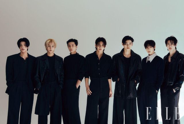 (왼쪽부터) 제이크가 입은 팬츠는 Junya Watanabe Man. 블랙 블레이저와 이너 웨어로 입은 니트 톱은 모두 스타일리스트 소장품. 정원이 입은 이너 웨어 블랙 톱은 J00pak. 블랙 팬츠는 Aemmule. 블랙 레더 재킷은 스타일리스트 소장품. 제이가 입은 터틀넥 톱은 Zagae. 팬츠는 Ami. 희승이 왼손 중지에 낀 로즈골드 누도 쁘띠 링은 Pomellato. 셔츠는 Youth. 팬츠는 Ych. 니키가 입은 팬츠는 Youth. 레더 코트와 블랙 슬리브리스 톱은 모두 스타일리스트 소장품. 선우가 입은 셔츠는 Münn. 팬츠는 Kimhe¯kim. 브이넥 니트는 스타일리스트 소장품. 성훈이 입은 재킷은 Fellin Studio0. 이너 웨어 톱은 Recto. 팬츠는 스타일리스트 소장품. 