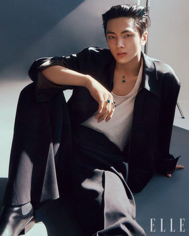 제이가 착용한 런던 블루 토파즈와 다이아몬드를 세팅한 로즈골드 누도 미니 컬렉션 네크리스, 런던 블루 토파즈와 다이아몬드를 세팅한 로즈골드 누도 클래식 컬렉션 네크리스, 검지에 낀 런던 블루 토파즈 세팅의 로즈골드 누도 클래식 링, 스카이 블루 토파즈를 세팅한 로즈골드 누도 클래식 링, 런던 블루 토파즈와 터키석 그리고 다이아몬드를 세팅한 화이트골드 누도 쁘띠 링, 약지에 낀 런던 블루 토파즈와 다이아몬드를 세팅한 로즈골드 누도 맥시 링은 모두 Pomellato. 팬츠는 Ami. 재킷과 슬리브리스 톱, 부츠는 모두 스타일리스트 소장품.