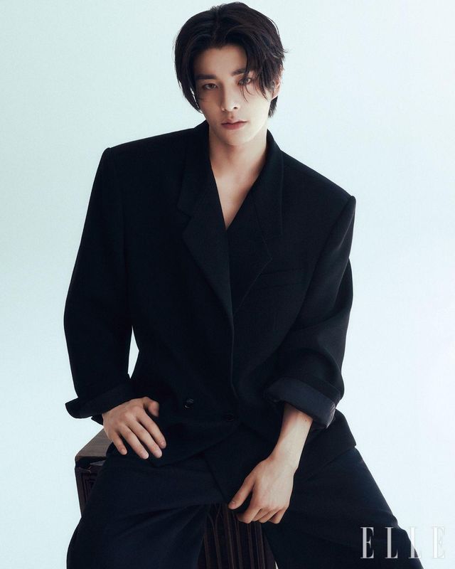 제이크가 입은 팬츠는 Junya Watanabe Man. 블랙 블레이저는 스타일리스트 소장품.