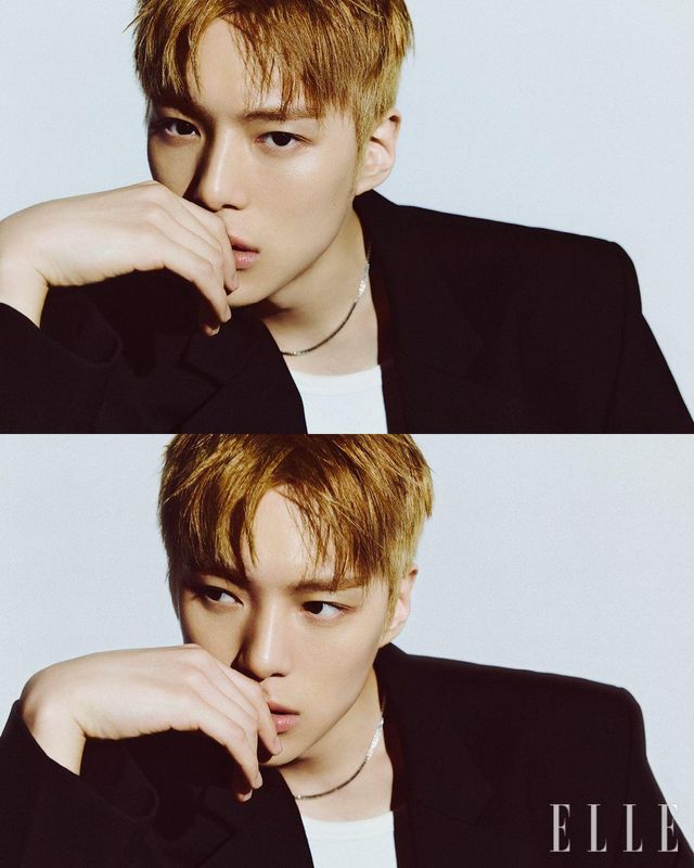 오버사이즈 재킷은 Recto. 슬리브리스와 네크리스는 모두 스타일리스트 소장품. 