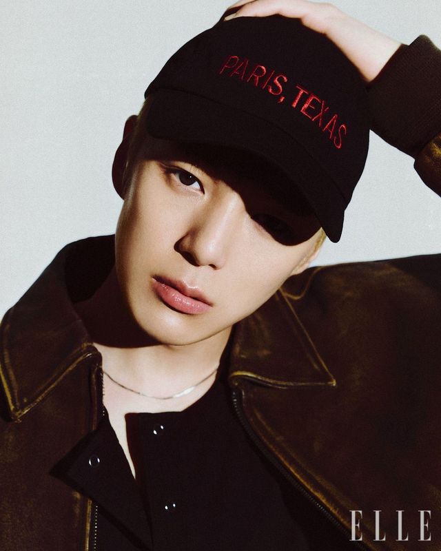 재킷과 볼 캡은 모두 Noice. 헨리넥 슬리브리스는 H&M. 네크리스는 스타일리스트 소장품. 