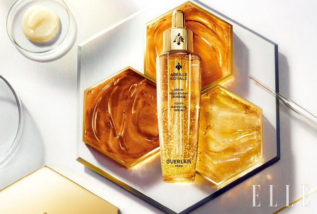 99% 자연유래 성분7으로 이뤄진 텍스처로 피부에 빠르게 흡수되는 안티에이징 & 피부 장벽 개선 퍼스트 세럼. NEW 아베이 로얄 유쓰 워터리 오일 세럼, 30ml 15만4천원대, 50ml 22만원대, Guerlain.