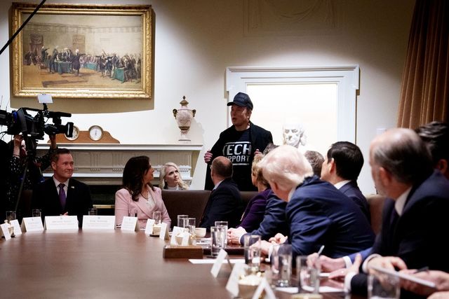 '테크 서포트'라는 문구의 티셔츠를 입고 백악관을 방문한 일론 머스크. 