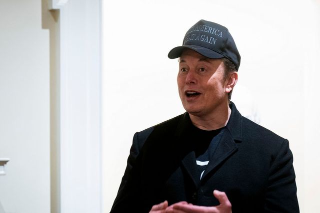 티셔츠와 야구 모자 차림으로 격식을 깬 일론 머스크의 패션 스타일.