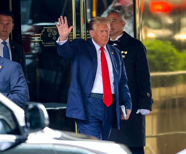 타이는 허리 선 끝에 맞추는 것이 정석이다. 축 늘어진 타이로 스타일 지적을 받는 도널드 트럼프. 